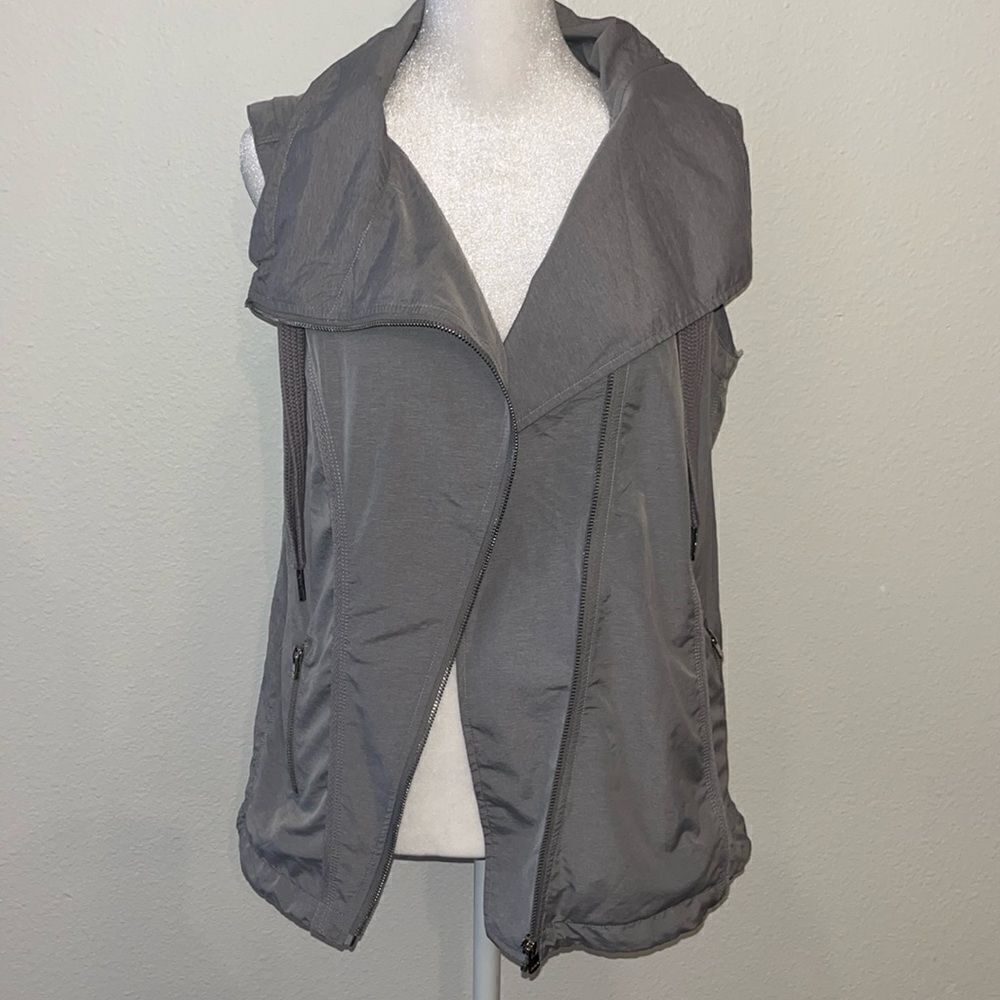 Lorna Jane asymmetrical zip front vest